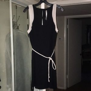 EUC Kensie M black and cream knotted belt dress.